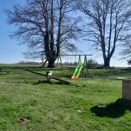 Gîte à l'ombre des chênes Châteauvieux Esterno foto