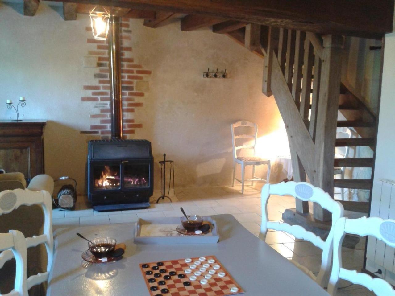Gîte à l'ombre des chênes Châteauvieux Esterno foto