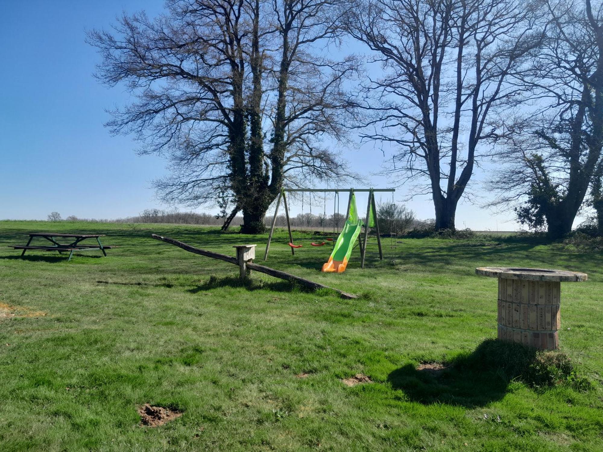 Gîte à l'ombre des chênes Châteauvieux Esterno foto