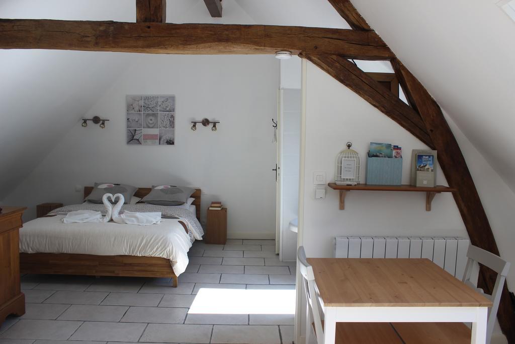 Gîte à l'ombre des chênes Châteauvieux Esterno foto