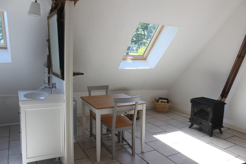 Gîte à l'ombre des chênes Châteauvieux Esterno foto