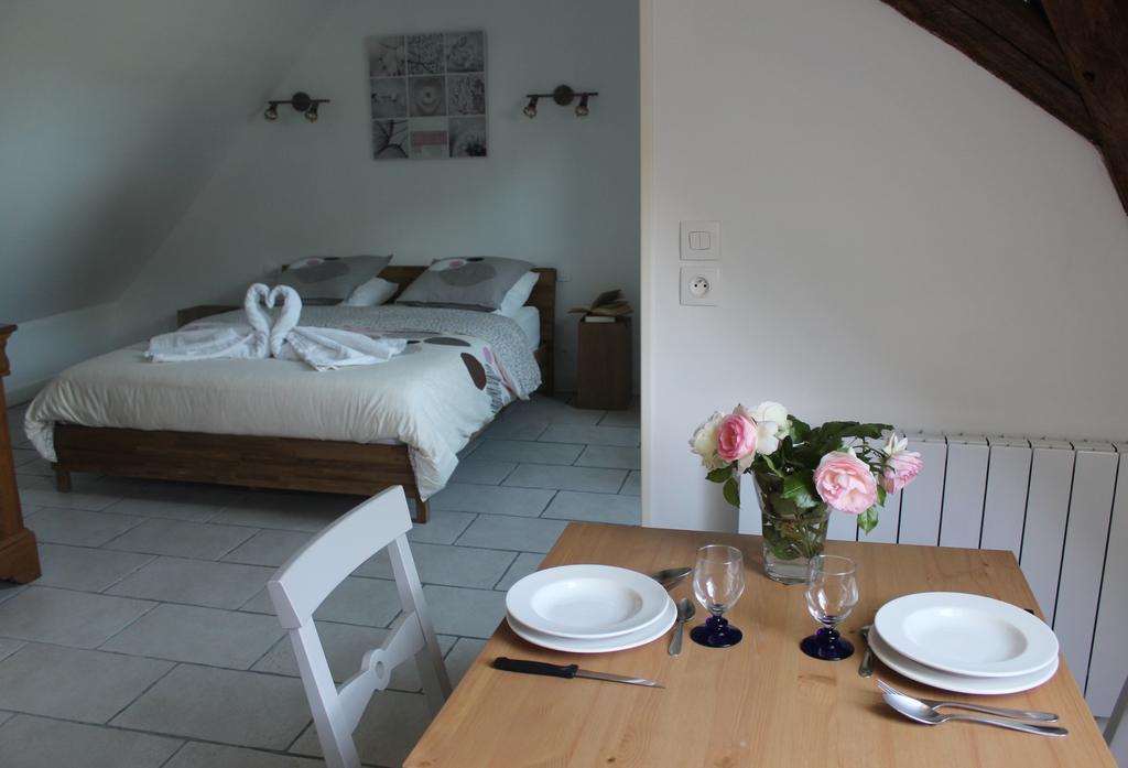 Gîte à l'ombre des chênes Châteauvieux Esterno foto